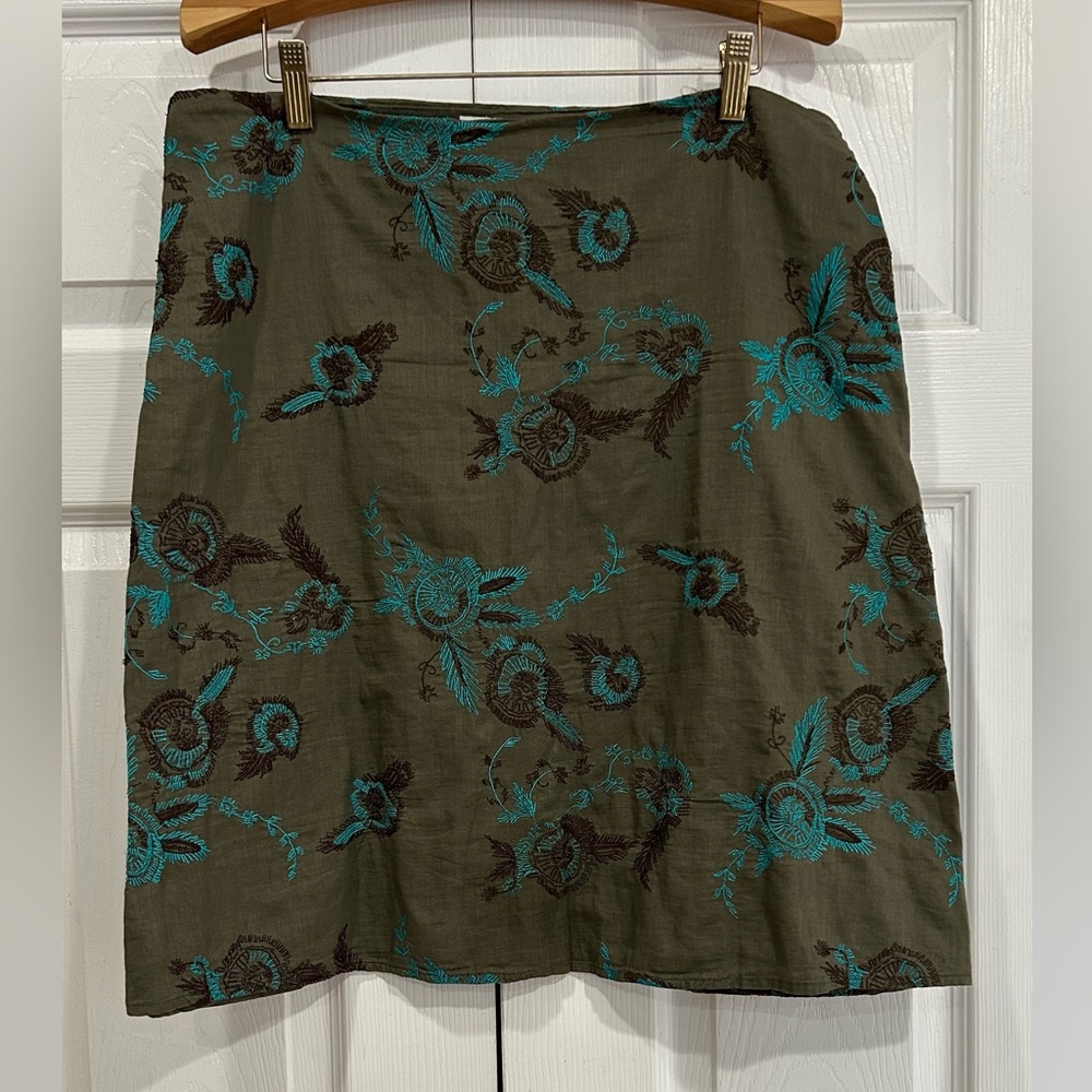 Dynamite green skirt with floral embroidery size 9